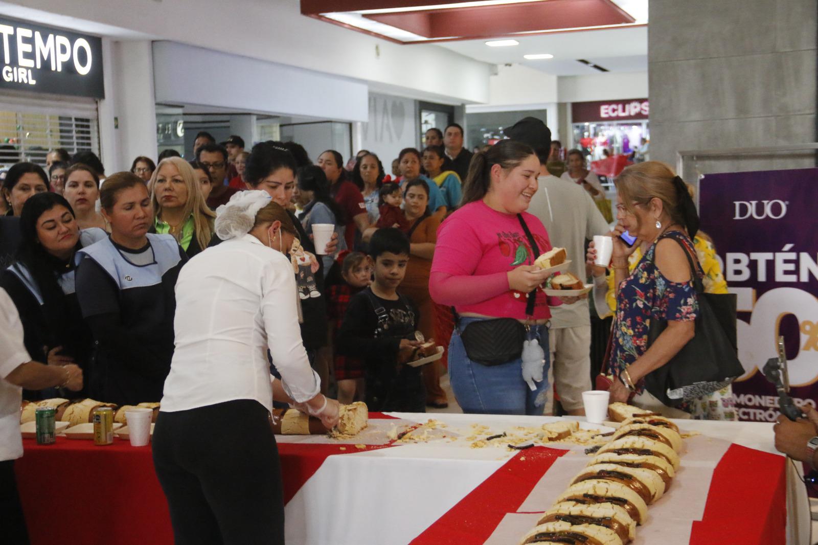 $!Celebra Casa Ley día de Reyes Magos compartiendo rosca de 48 metros con sus clientes