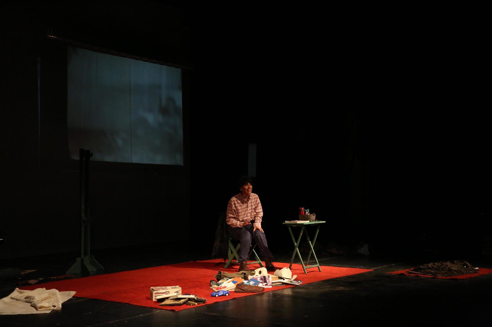 $!La obra echa mano de recursos de teatro como sombras o con su desdoblamiento personal para recrear las escenas.