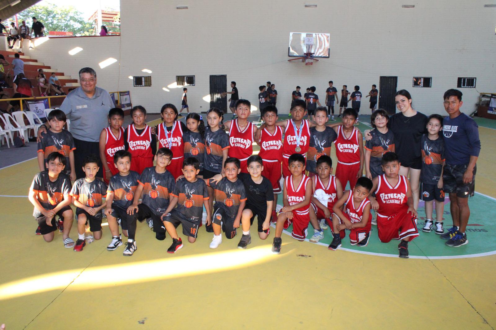 $!Juego de exhibición entre niños Triquis y locales emociona a la afición rosarense