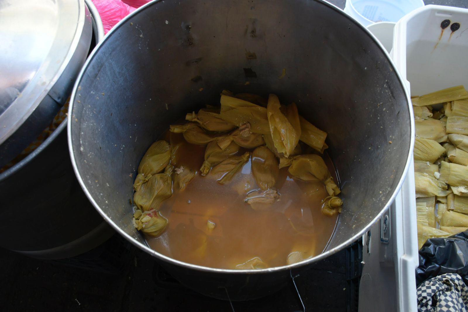 $!Culiacanenses cumplen con la promesa de comprar tamales el Día de la Candelaria