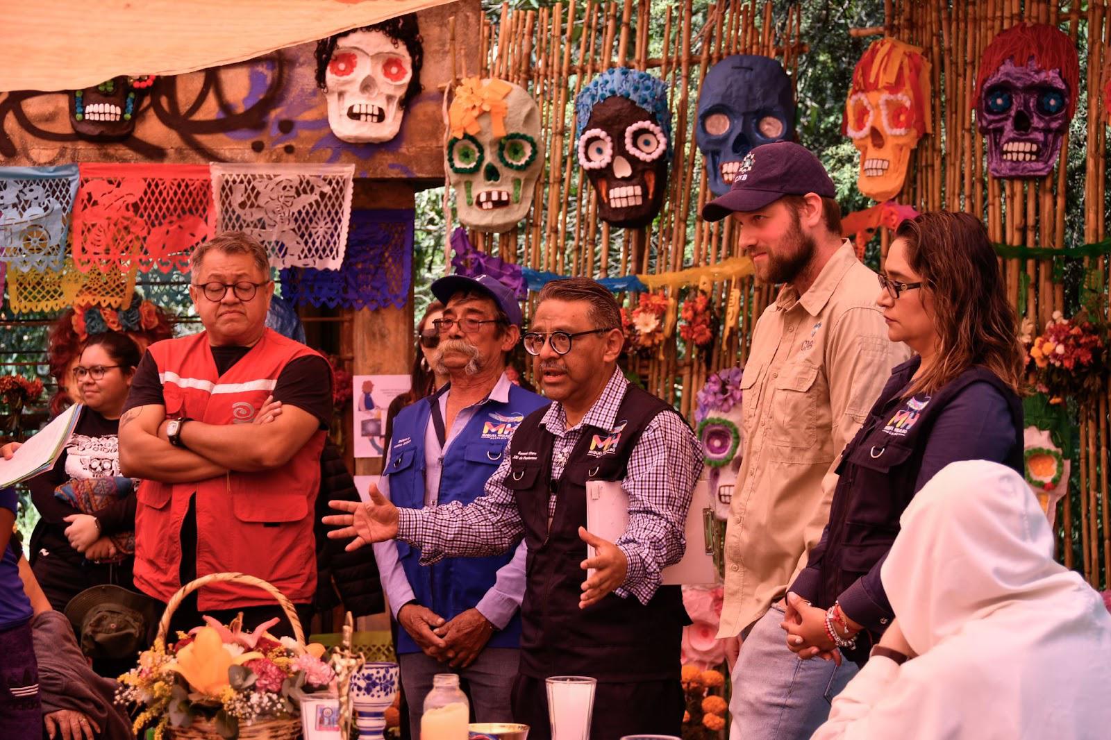 $!Javier Yankelevich –a la derecha, con cachucha– durante una visita al panteón de Dolores, el pasado octubre, para colocar una ofrenda a las personas enterradas en la fosa común.