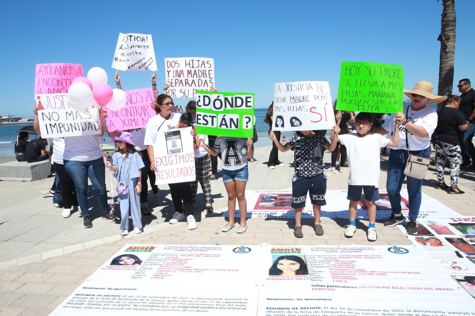 $!Marchan en Mazatlán para exigir el regreso de sus desaparecidos
