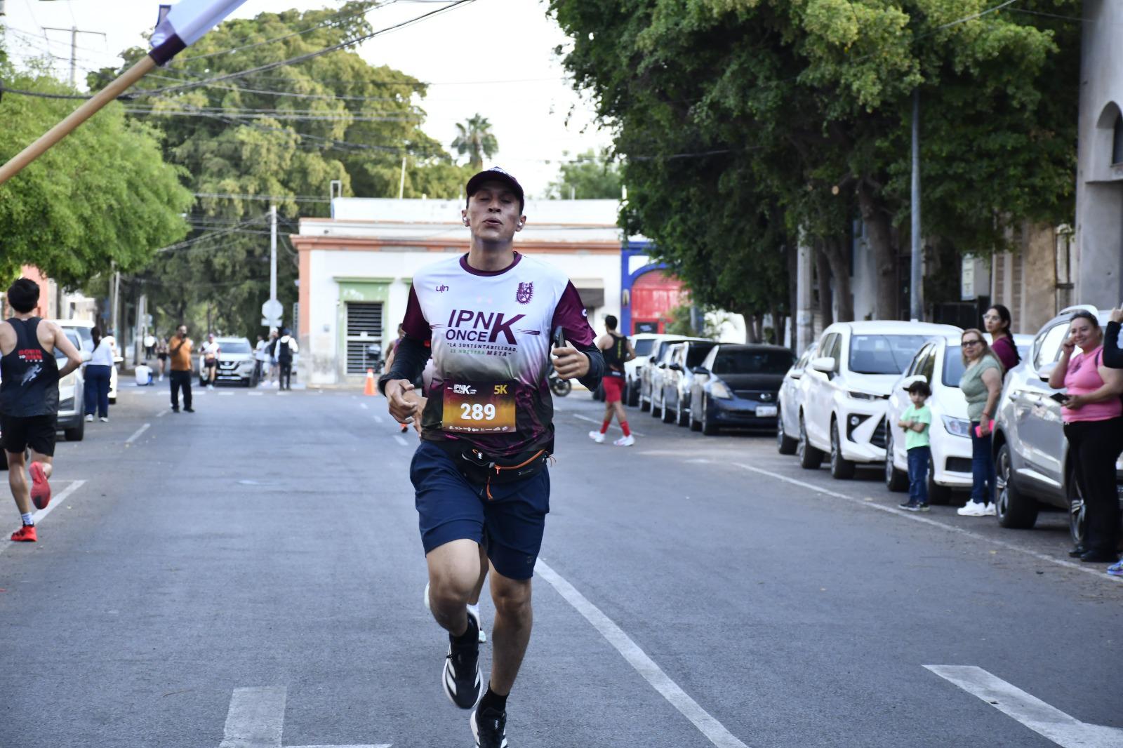 $!Juan Rivera es el campeón absoluto de la Carrera IPN Once K en Culiacán