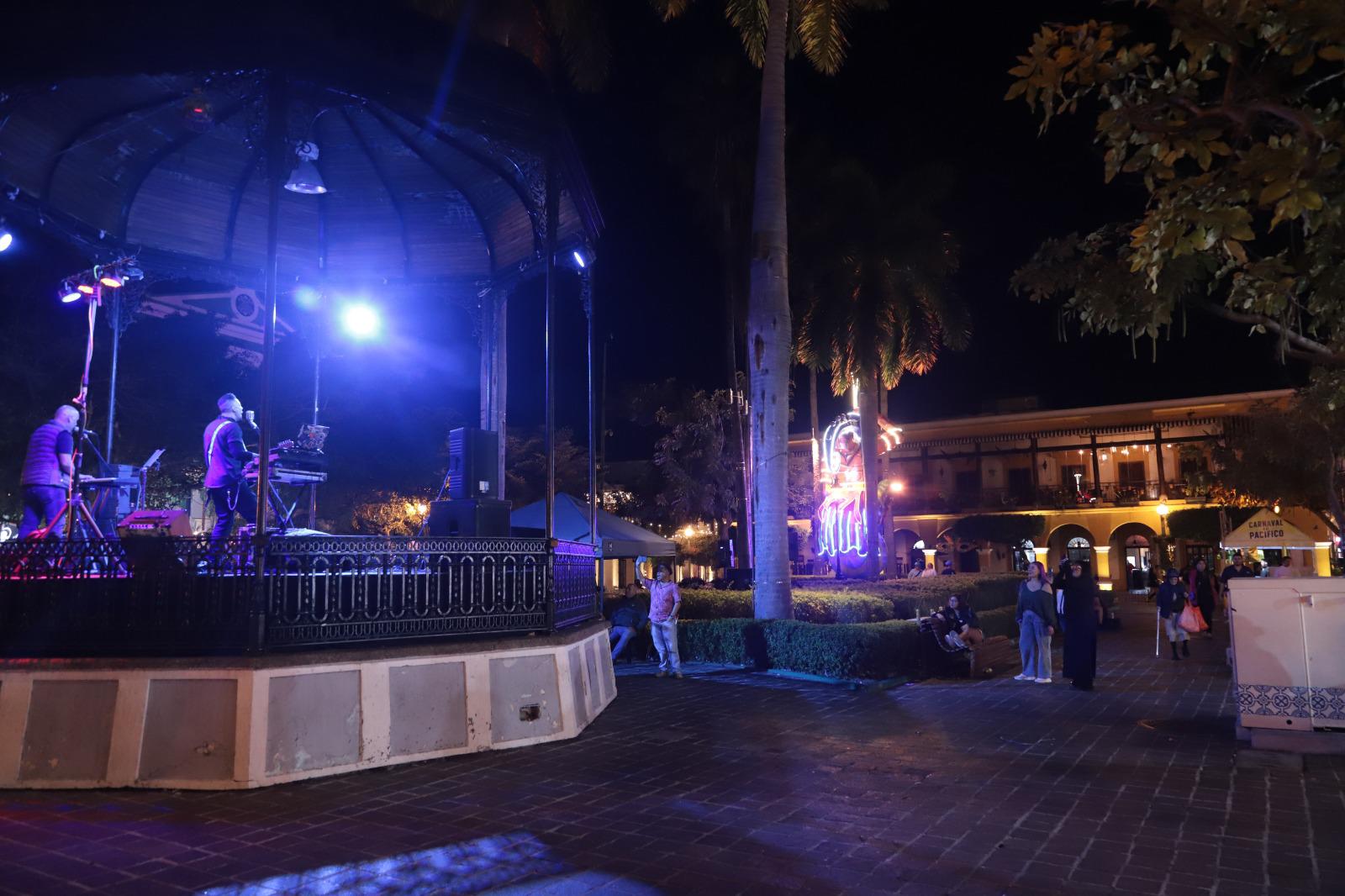 $!Baja afluencia de asistentes a Olas Altas y Plazuela Machado en cuarta noche del Carnaval