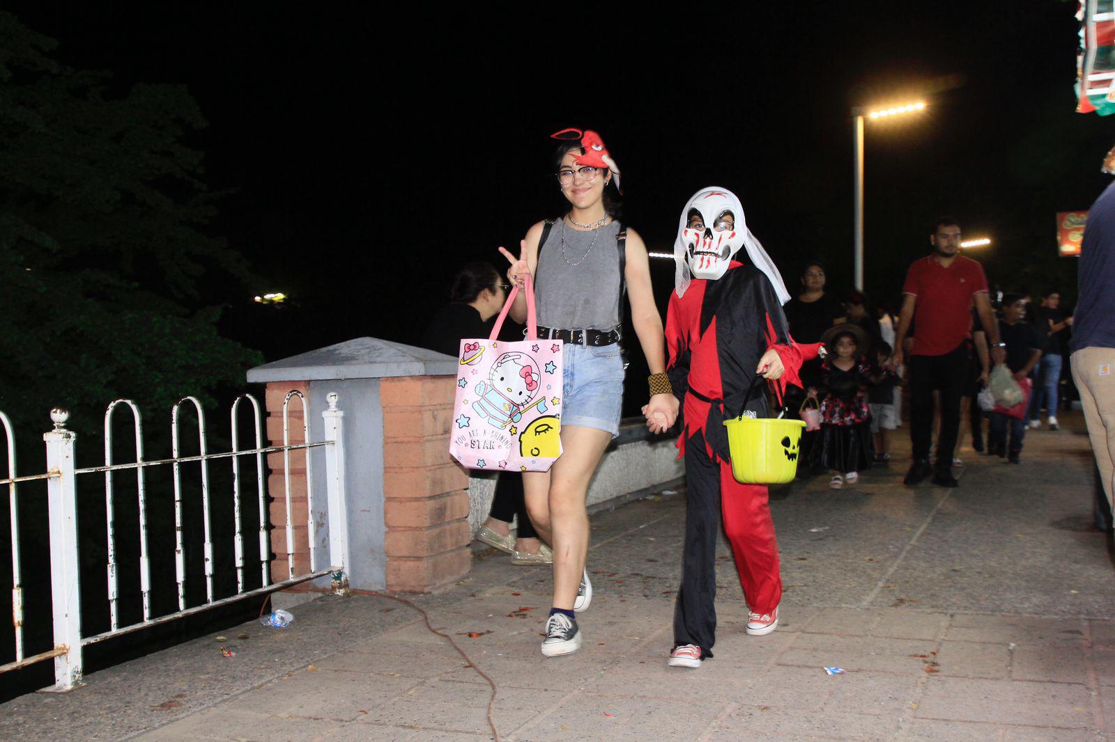 $!#Galería | Salen familias de Culiacán a celebrar la noche de Halloween en avenidas vigiladas