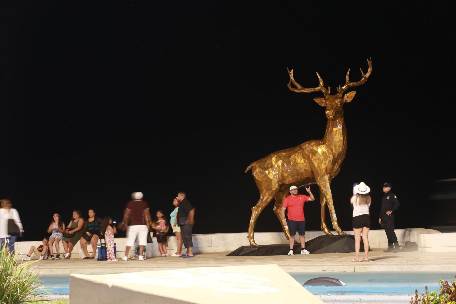 $!Luce el malecón de Mazatlán con una escultura gigante de un venado