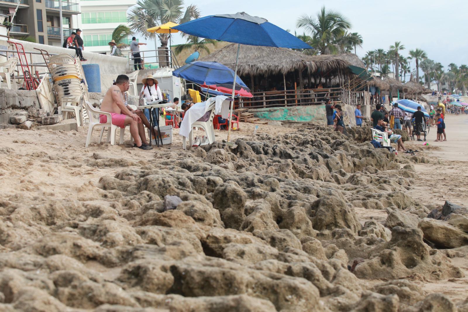 $!Aparece zona rocosa en áreas de playa de Mazatlán