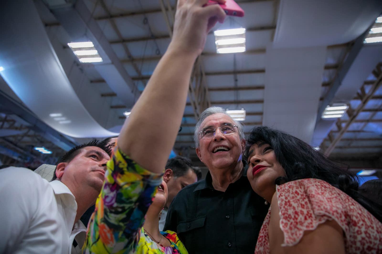 $!Promete Rocha Moya visitar oficinas gubernamentales para atender peticiones de burócratas