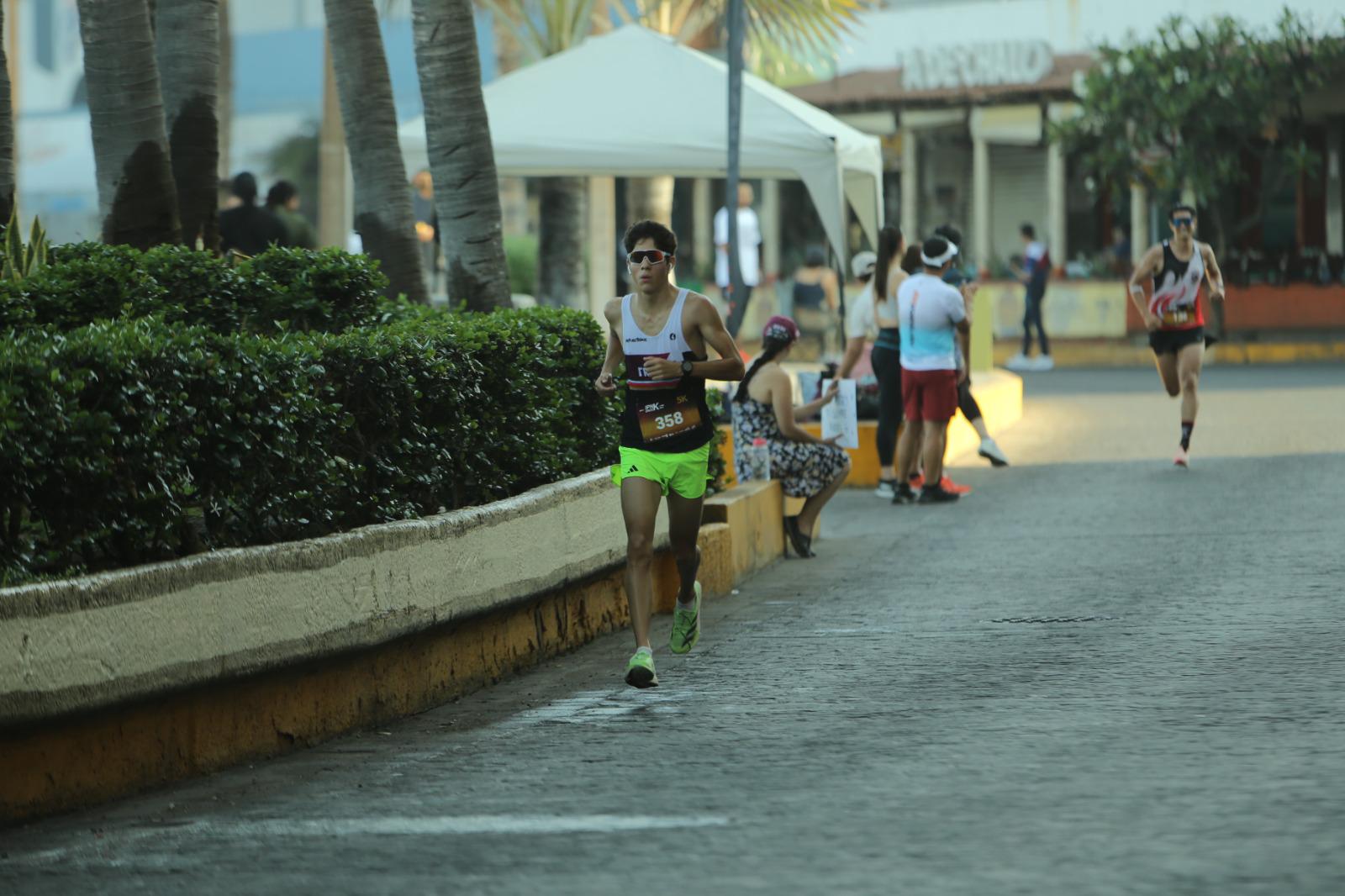 $!Ana Llorente y Javier Labrador brillan en la Carrera IPN OnceK en Mazatlán