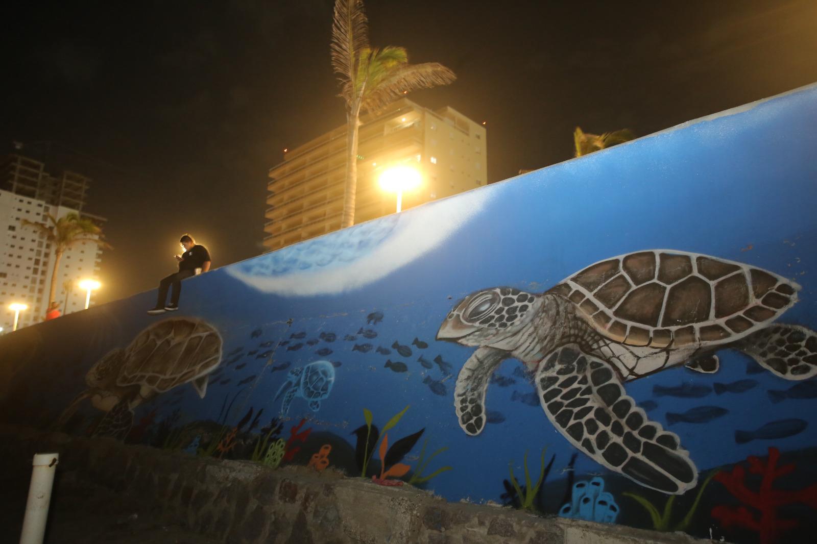 $!Pintan la vida marina en bardas del malecón de Mazatlán