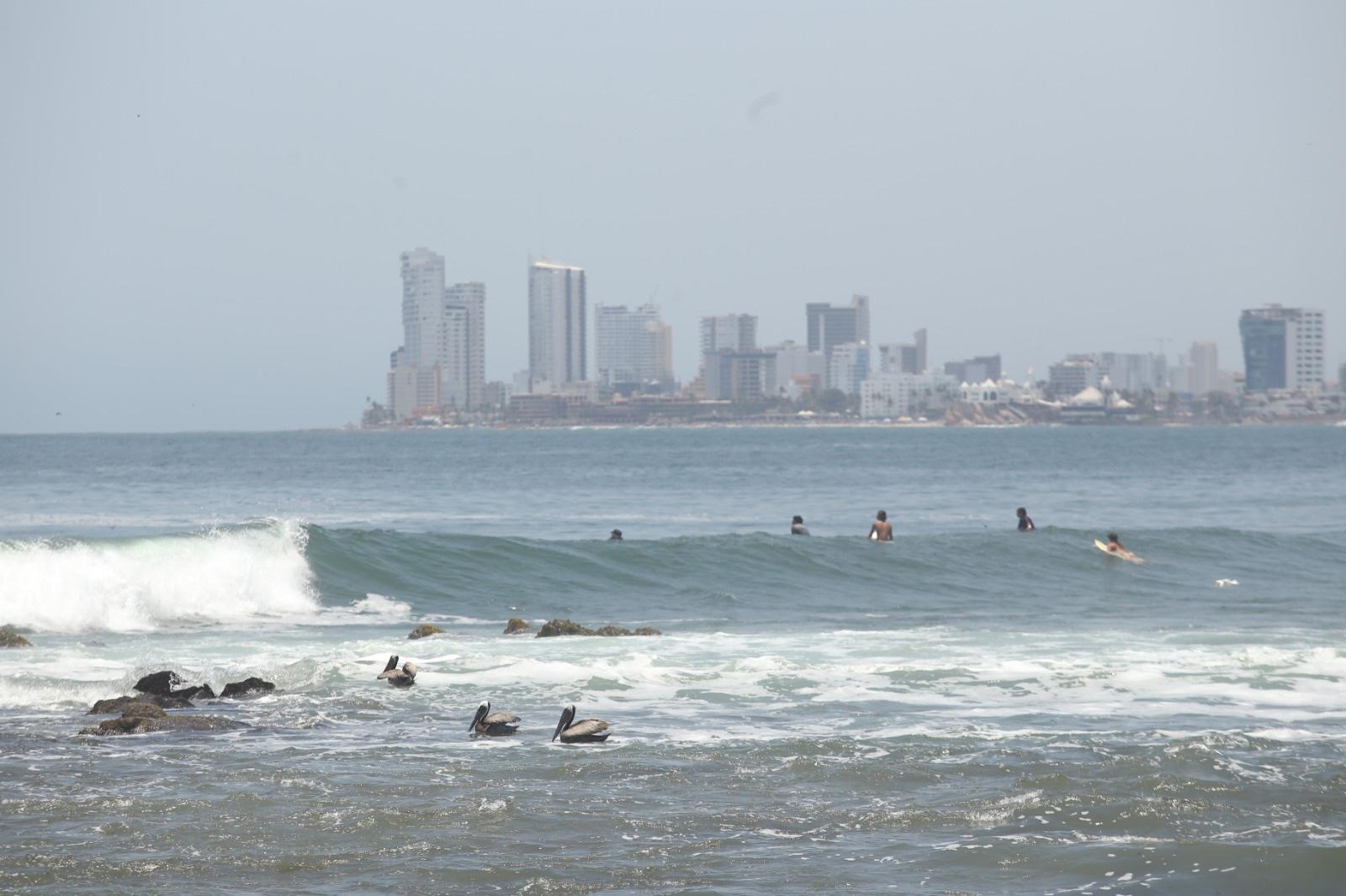 $!Registra Mazatlán oleaje máximo de 1.5 metros de altura