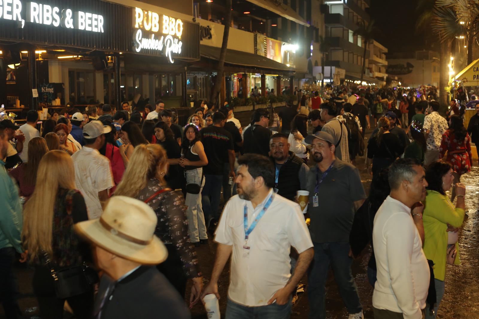 $!Vibra Olas Altas con la segunda noche del Carnaval de Mazatlán 2025