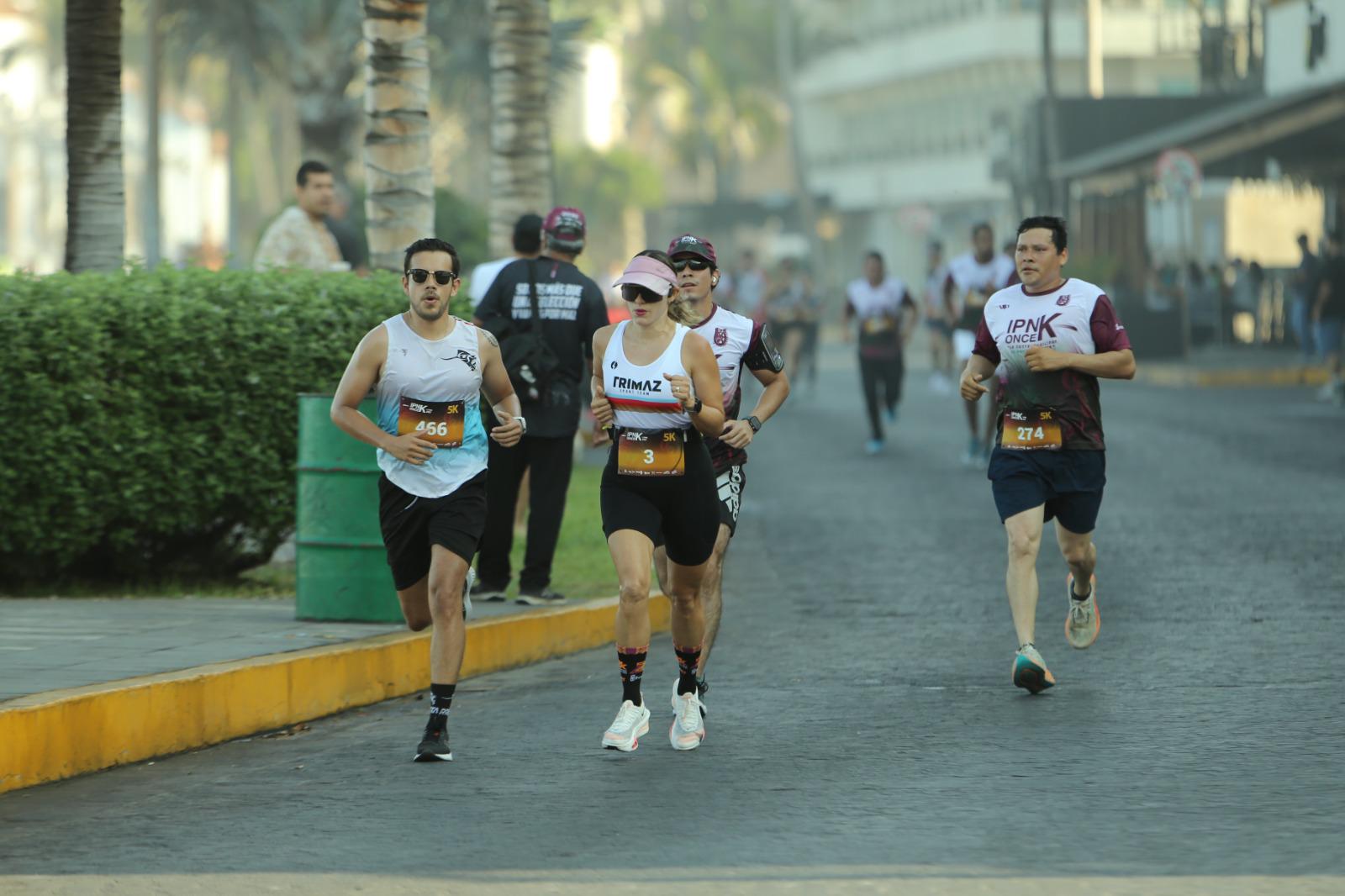 $!Ana Llorente y Javier Labrador brillan en la Carrera IPN OnceK en Mazatlán