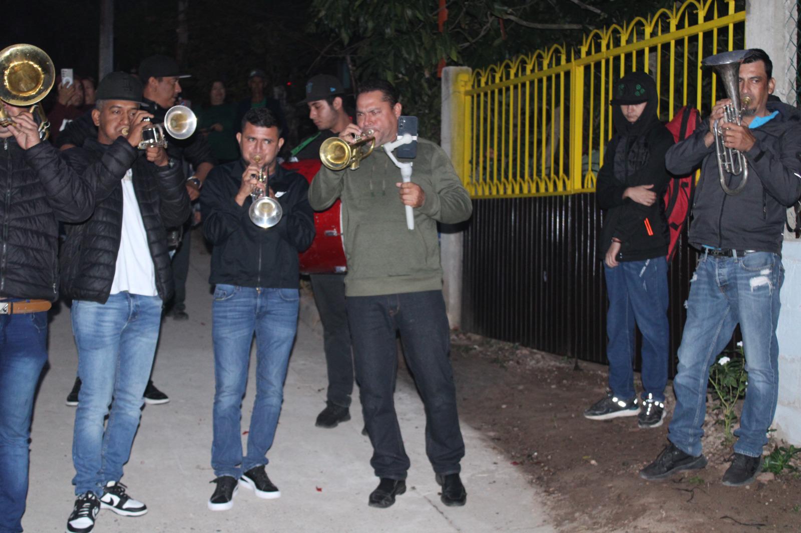 $!Alan Isaac con su trompeta aporta la alegría en el Festival del Mestizaje en Chametla