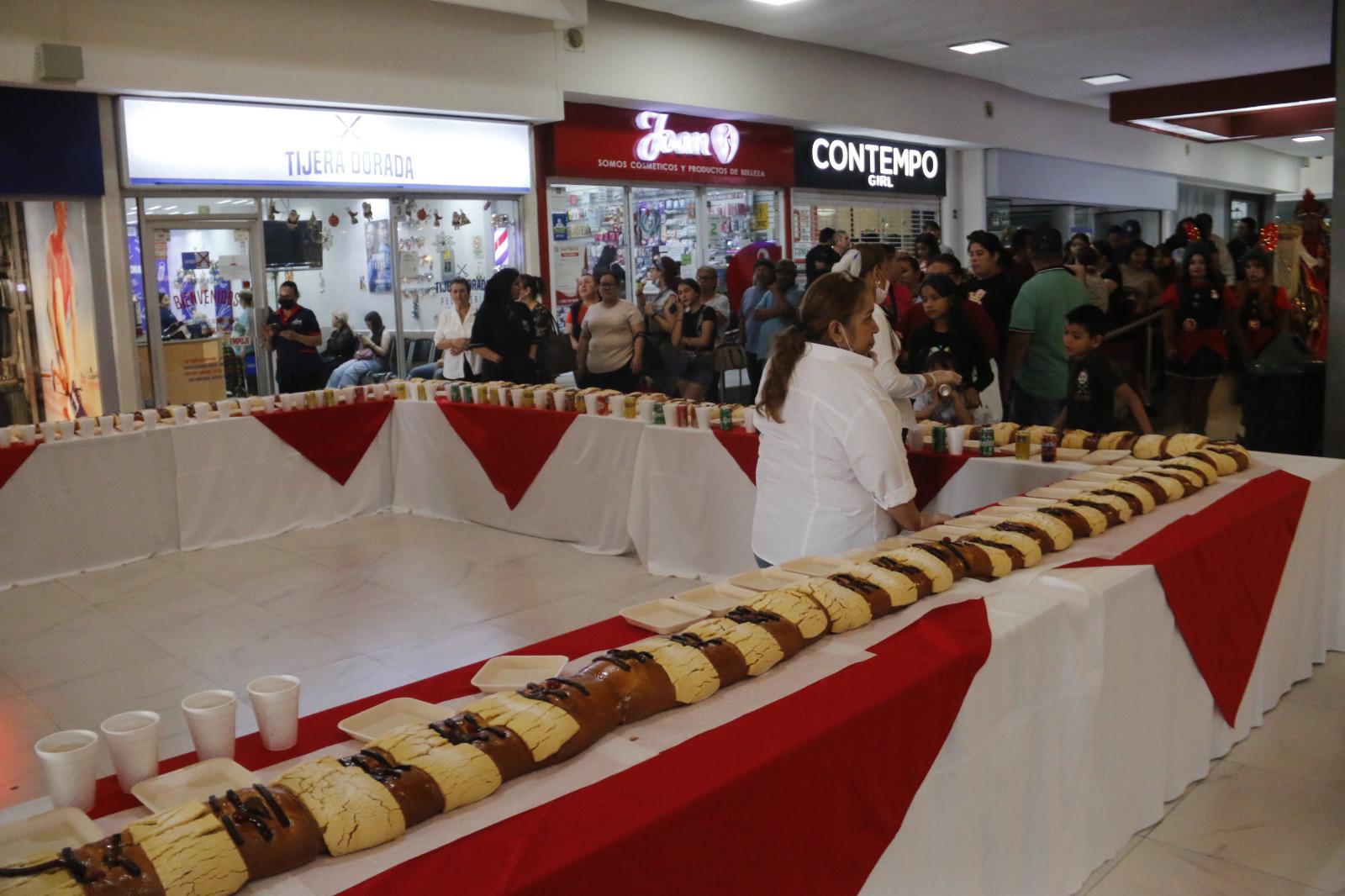 $!Celebra Casa Ley día de Reyes Magos compartiendo rosca de 48 metros con sus clientes