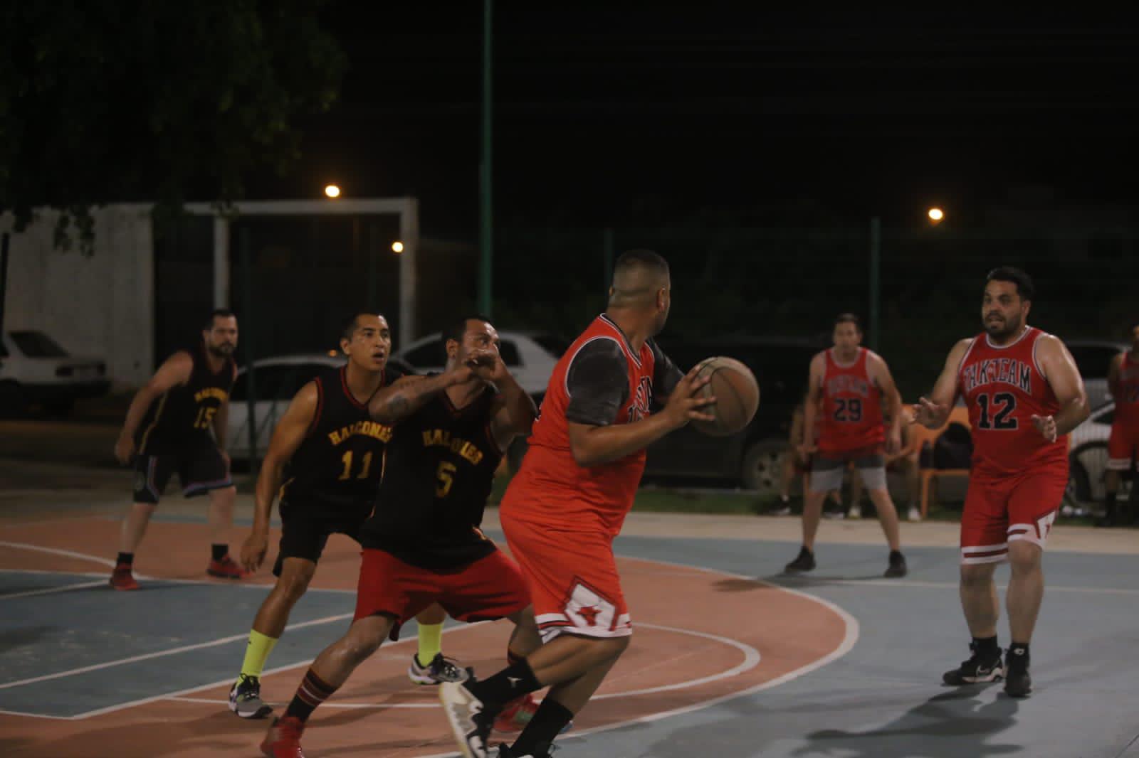 $!Teketires y Cremería del Bajío pegan primero en semifinales de Baloncesto Burócrata