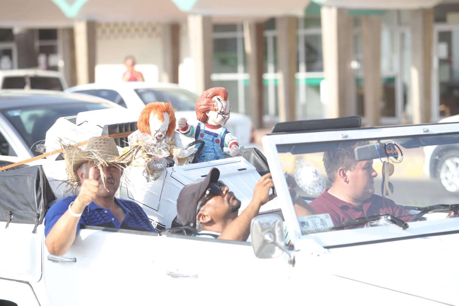 $!Cientos de automóviles Volkswagen desfilan en Mazatlán