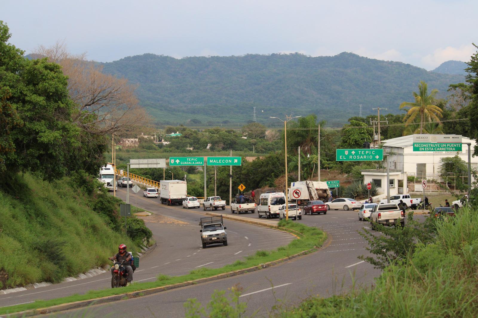 $!Reportan bloqueo de puente junto a la cabecera municipal de Rosario