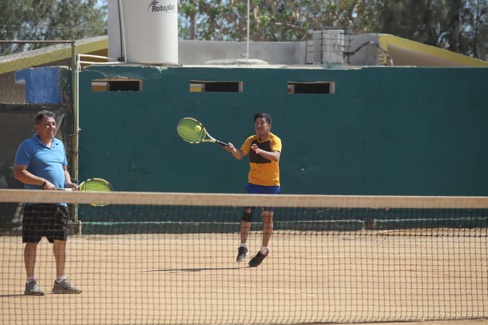 $!Aguirre y Zepeda arrancan triunfales en Torneo de Tenis Relámpago del Día del Padre