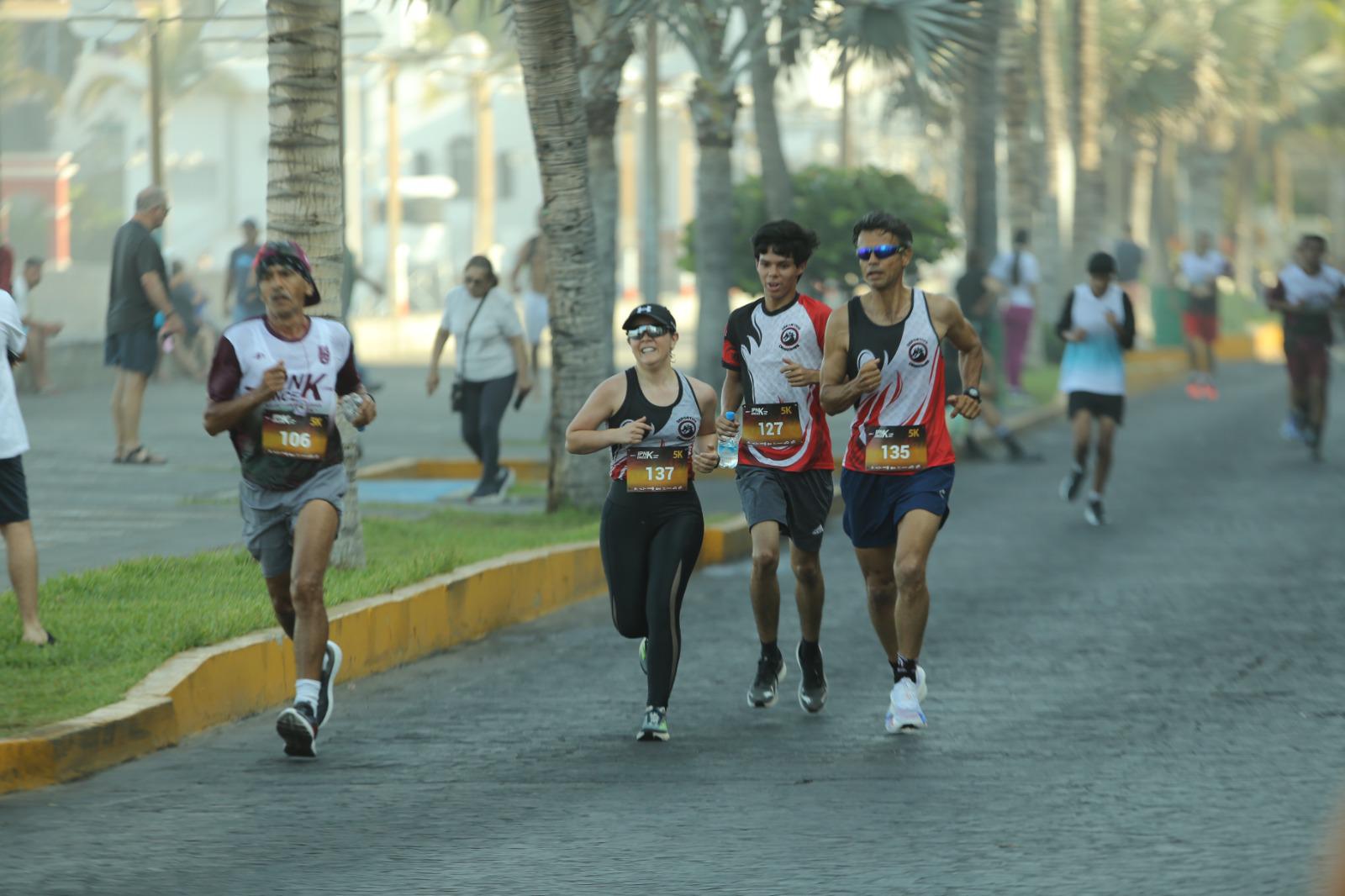$!Ana Llorente y Javier Labrador brillan en la Carrera IPN OnceK en Mazatlán