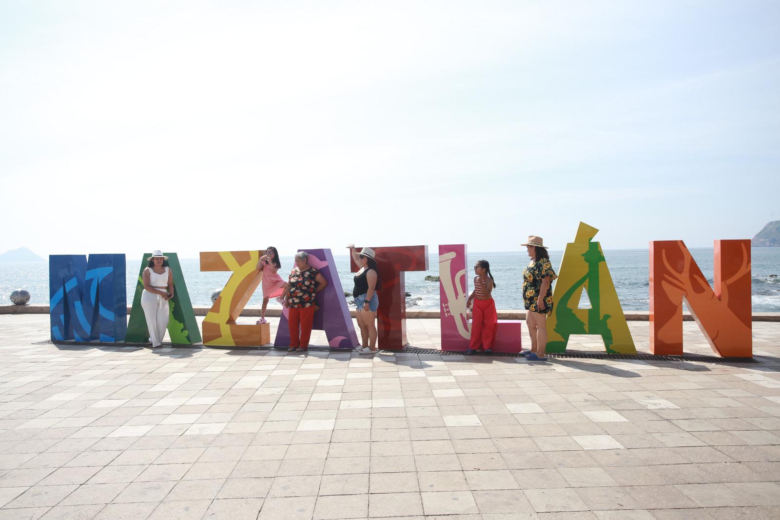 $!El parador fotógrafico de las letras Mazatlán recibió trabajos de pintura y hojalatería.