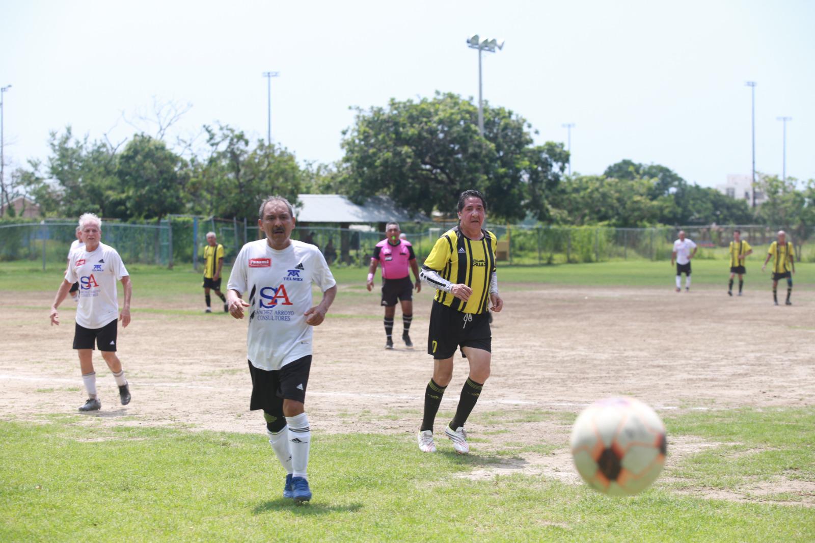 $!Servigrúas levanta la Copa en Veteranos Platino, en Muralla