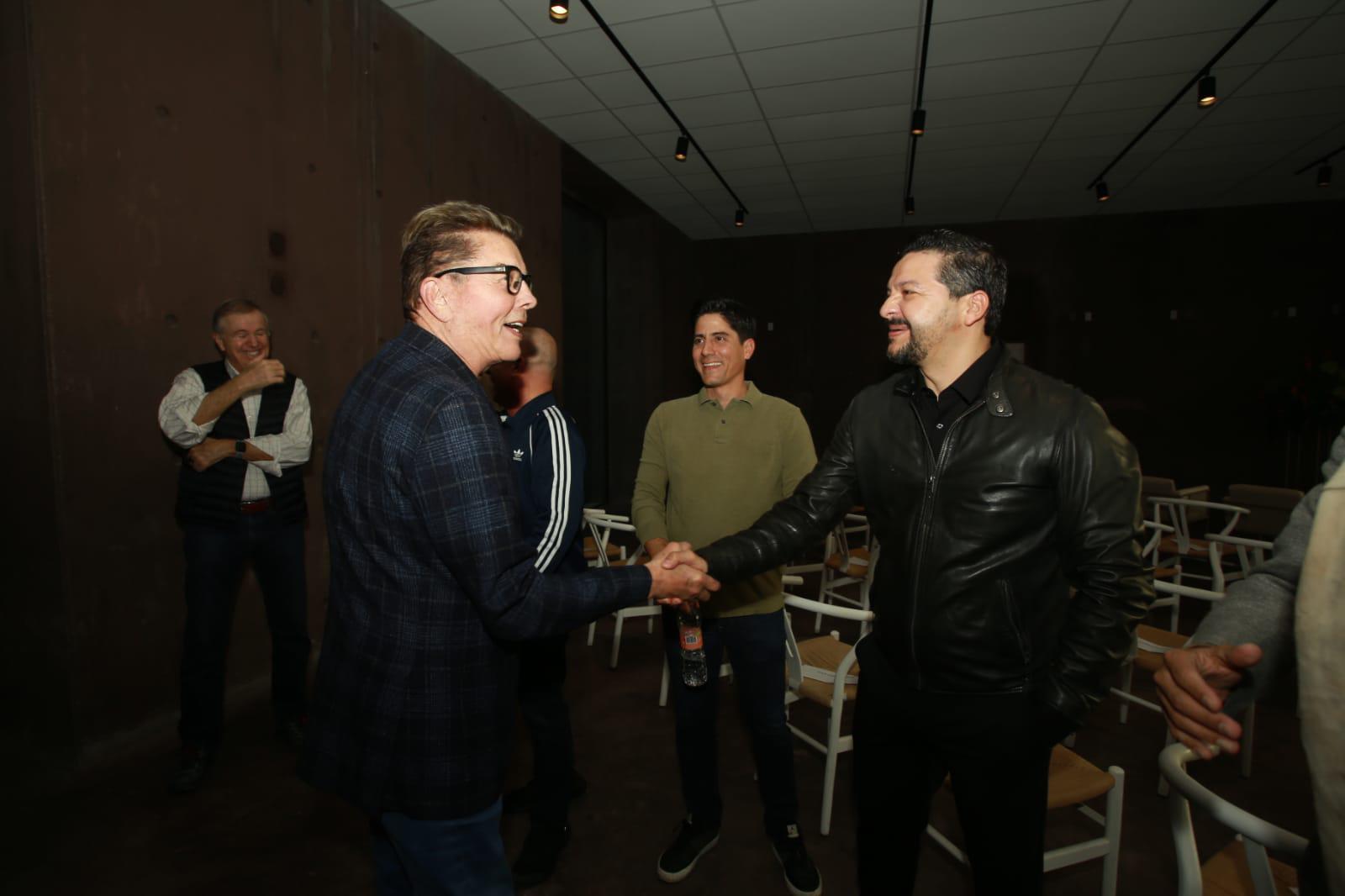 $!El empresario hotelero e impulsor del Gran Acuario Mazatlán Mar de Cortés saluda al director de Datemex y productor del documental Adrián López Ortiz.