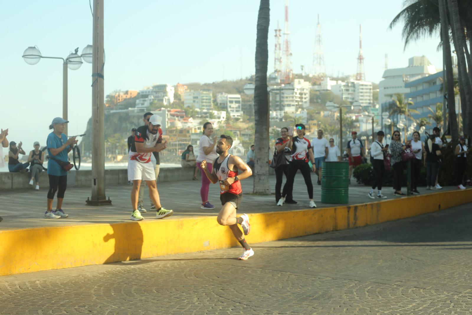 $!Ana Llorente y Javier Labrador brillan en la Carrera IPN OnceK en Mazatlán