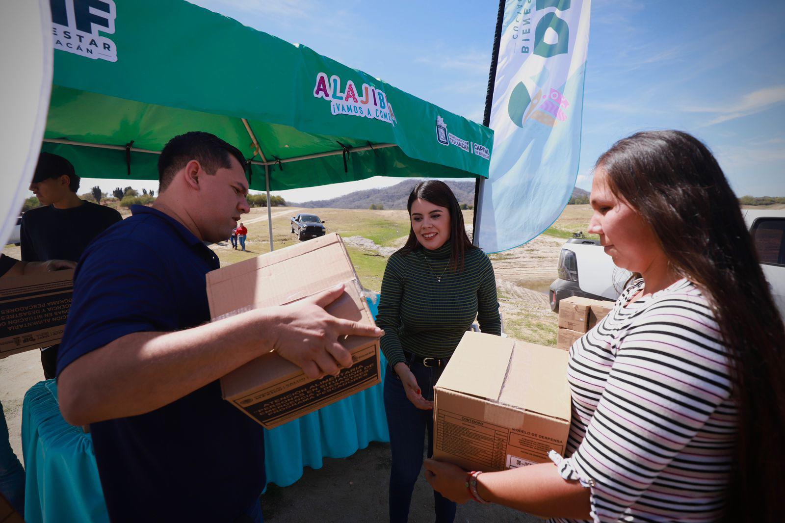 $!Entrega DIF Culiacán apoyos a familias de pescadores a comunidades de la sindicatura de Imala