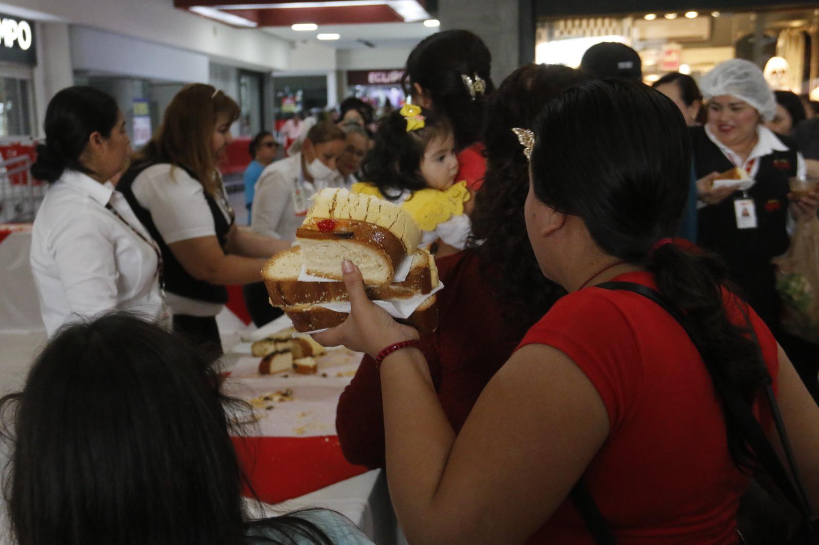 $!Celebra Casa Ley día de Reyes Magos compartiendo rosca de 48 metros con sus clientes