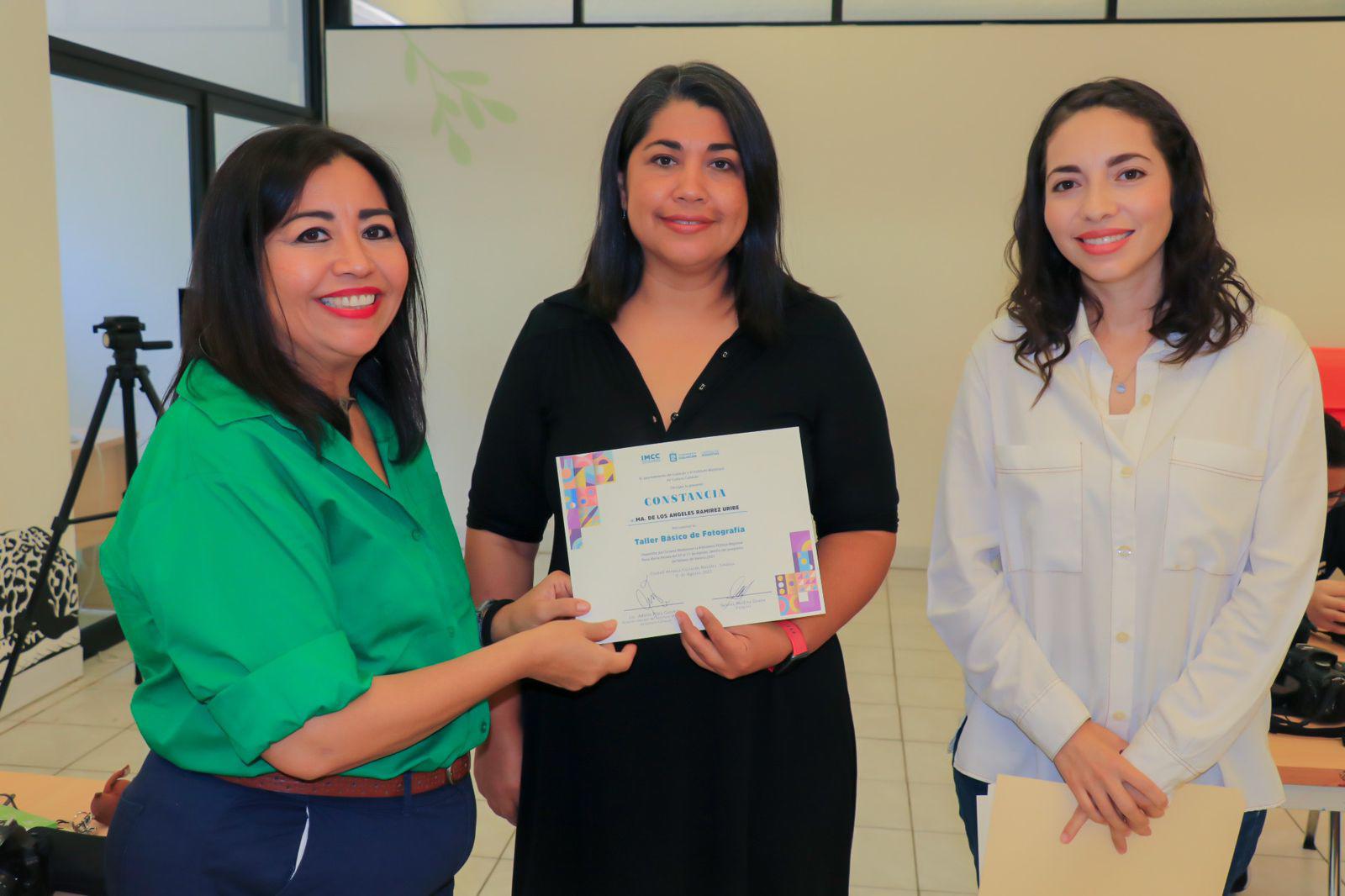 $!María de los Ángeles Ramírez recibió su diploma.