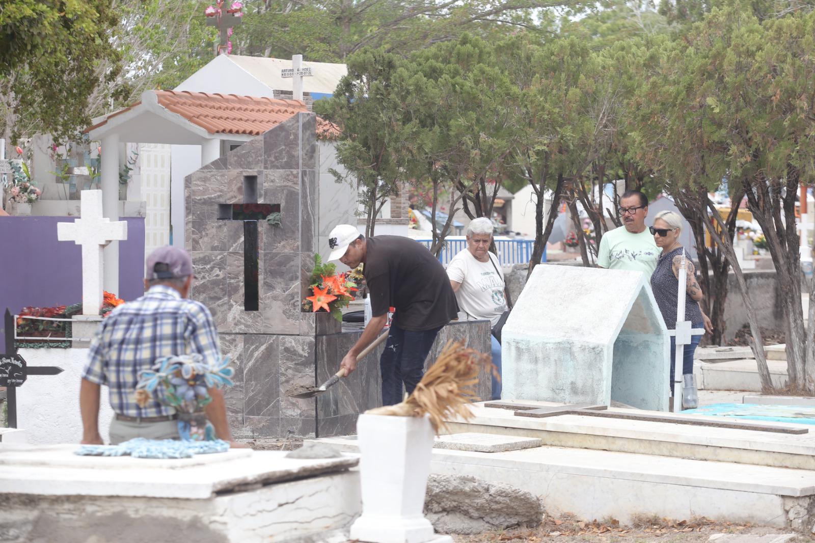 $!Hermanos, hijos y esposas recuerdan en panteones de Mazatlán a los papás que ya partieron
