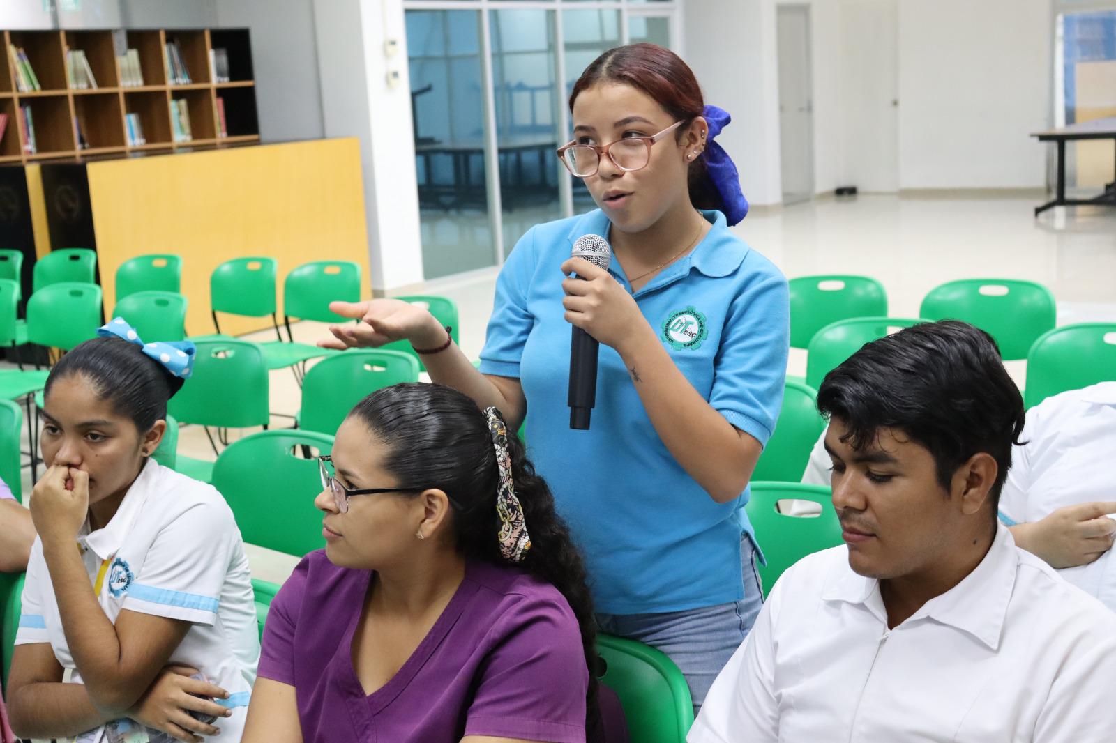 $!Presenta Arturo Santamaría en UTEsc su libro ‘La vida cotidiana de Fran’