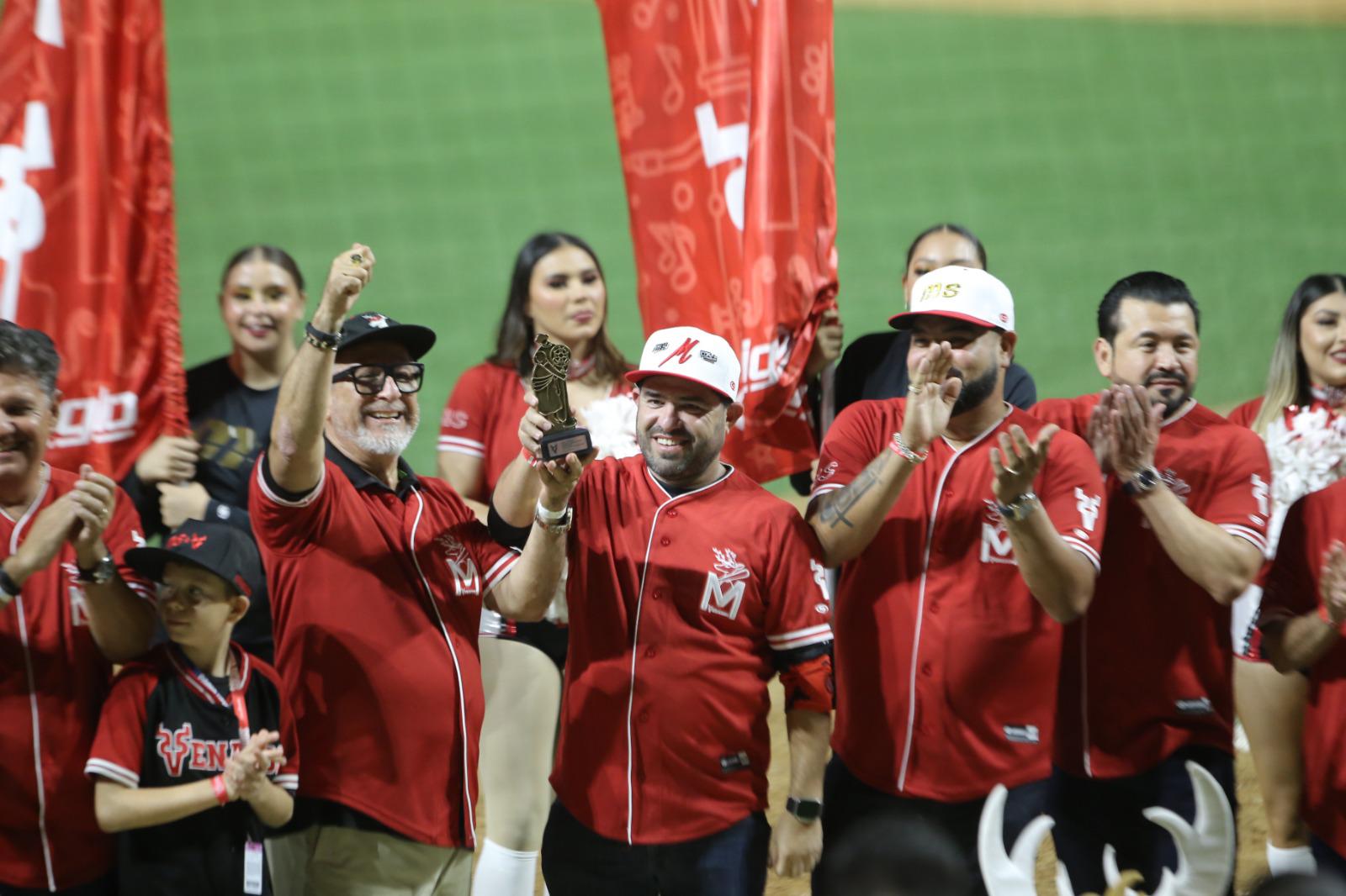 $!Sergio Lizárraga recibe el reconocimiento a nombre la MS de manos de José Antonio Toledo Ortiz.