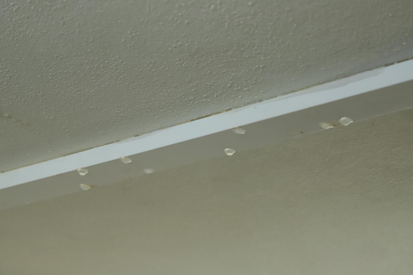 $!Aunque sigue lloviendo dentro del Centro de Salud de la Jaripillo, en Mazatlán, personal continúa con atenciones
