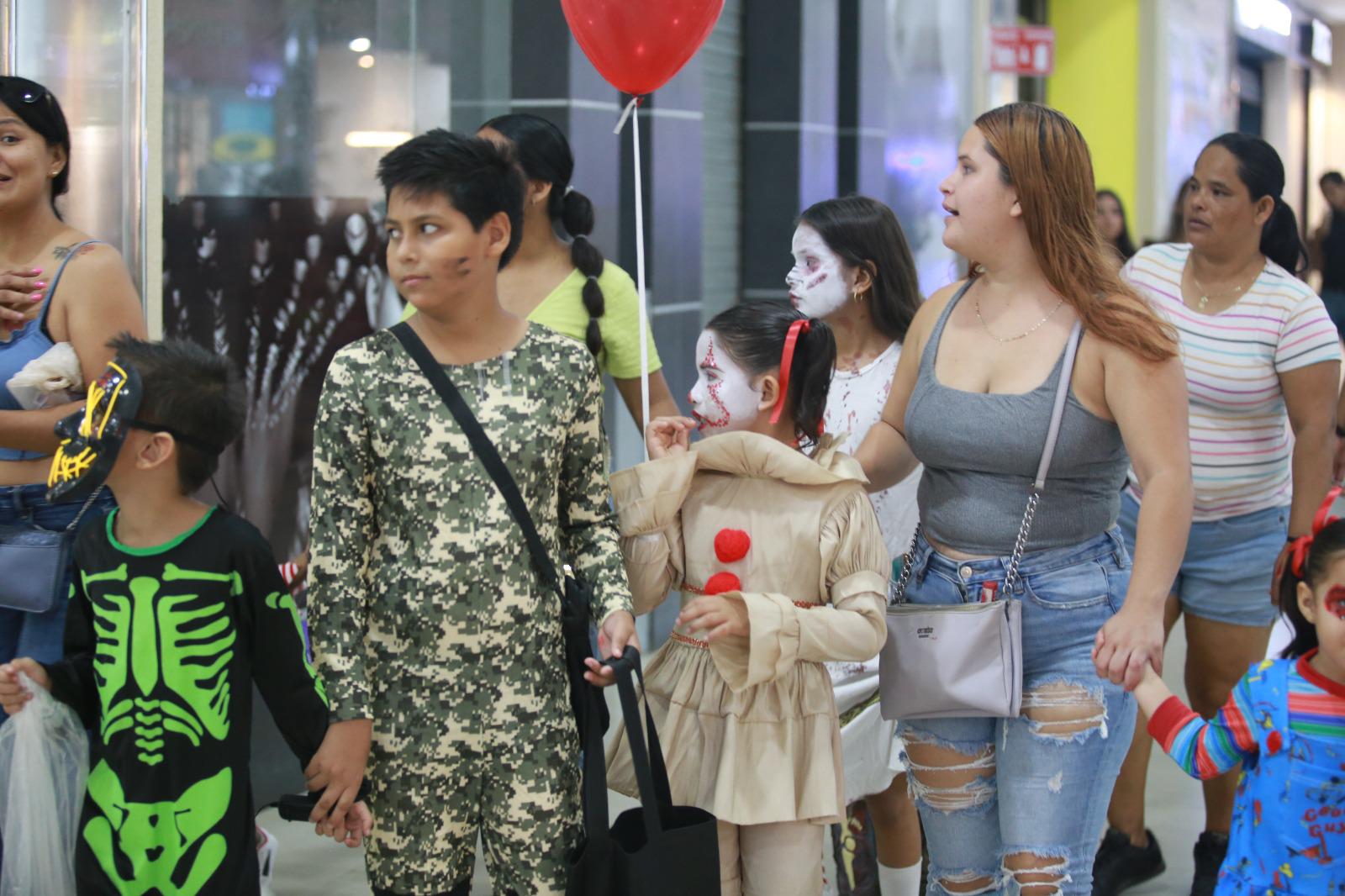 $!#Galería | En la Gran Plaza y en las letras de Mazatlán se arma la fiesta de Halloween