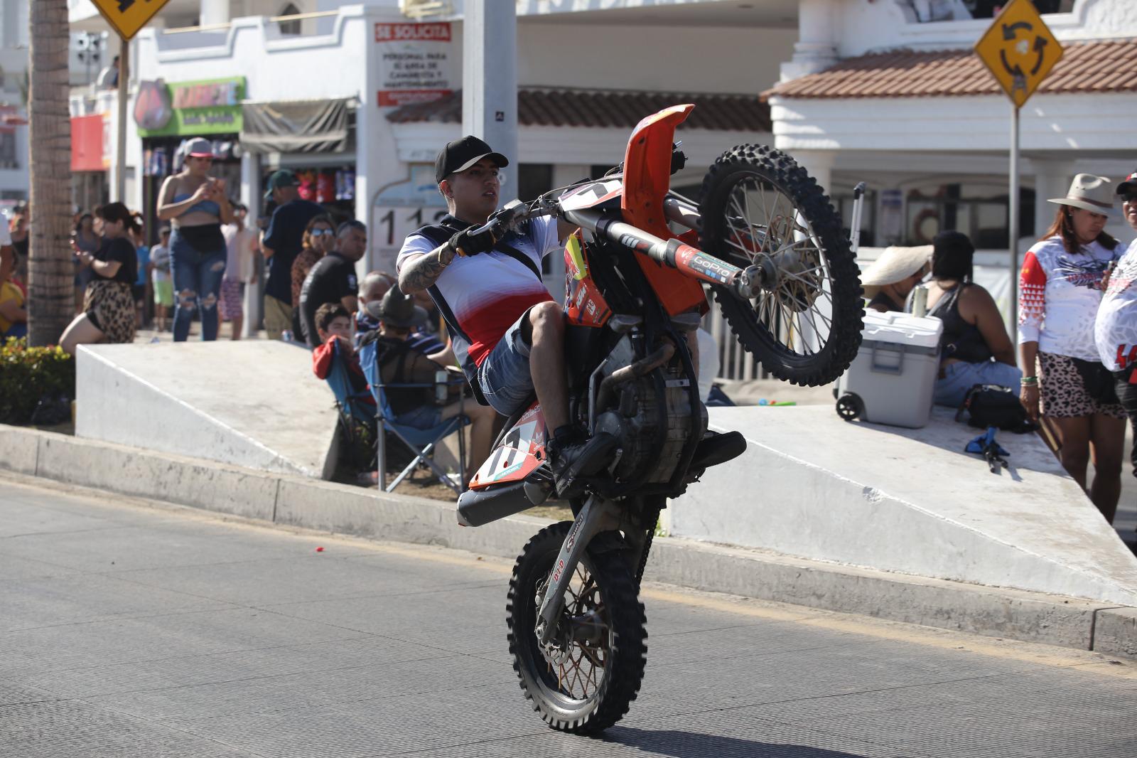 $!Cientos de motociclistas recorren el paseo costero de Mazatlán dentro de la Semana de la Moto