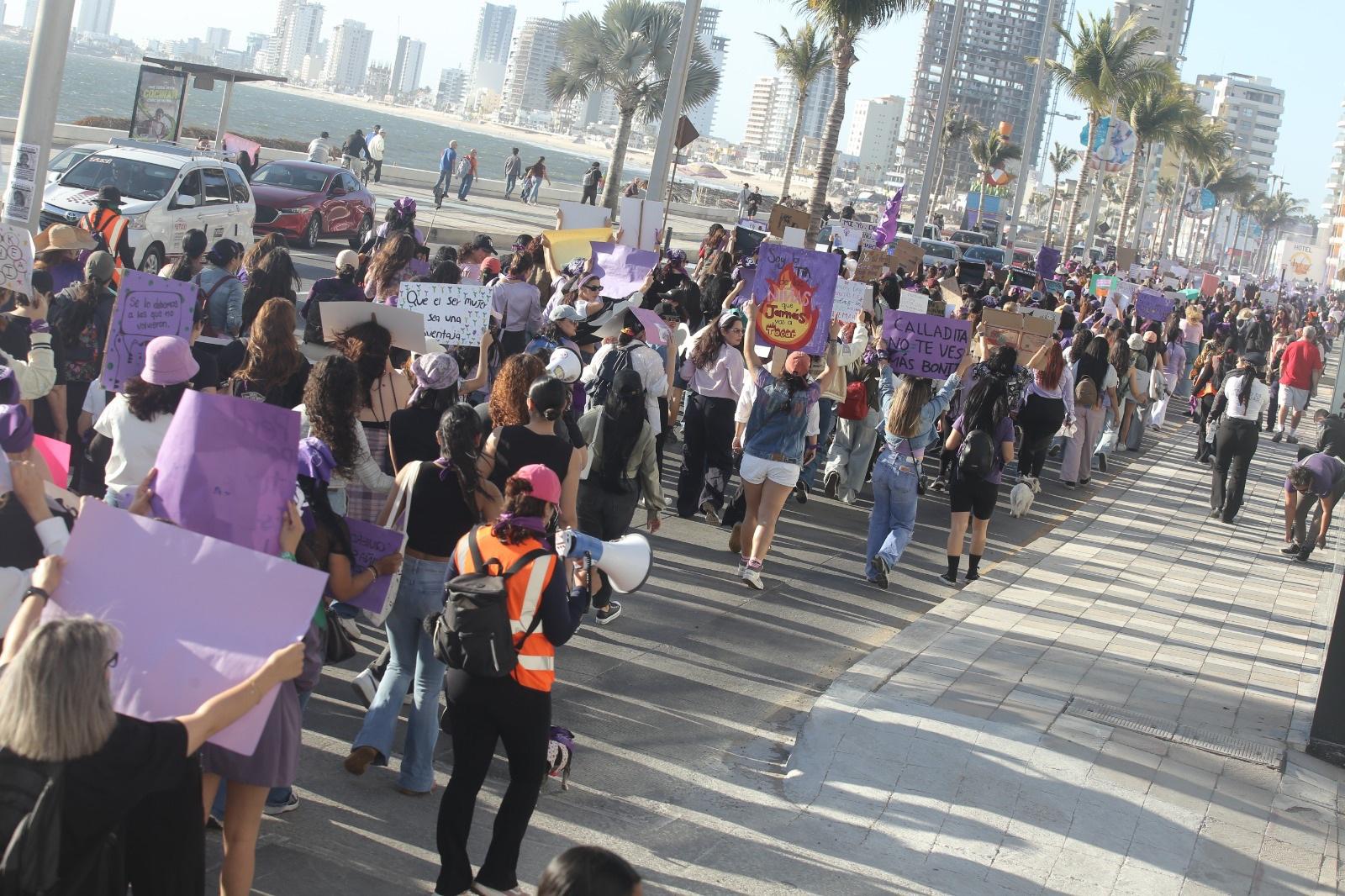 $!Resuenan consignas en Mazatlán durante la marcha del Día Internacional de la Mujer