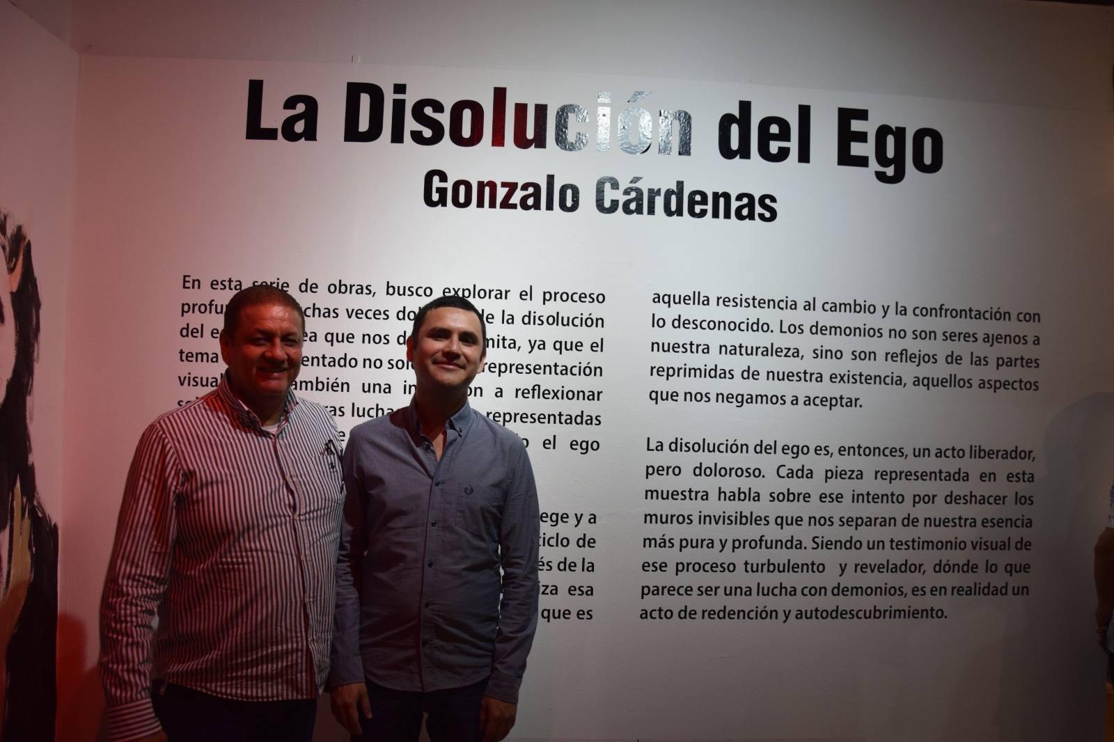 $!El arquitecto Víctor Meraz felicitó al artista por su exposición.