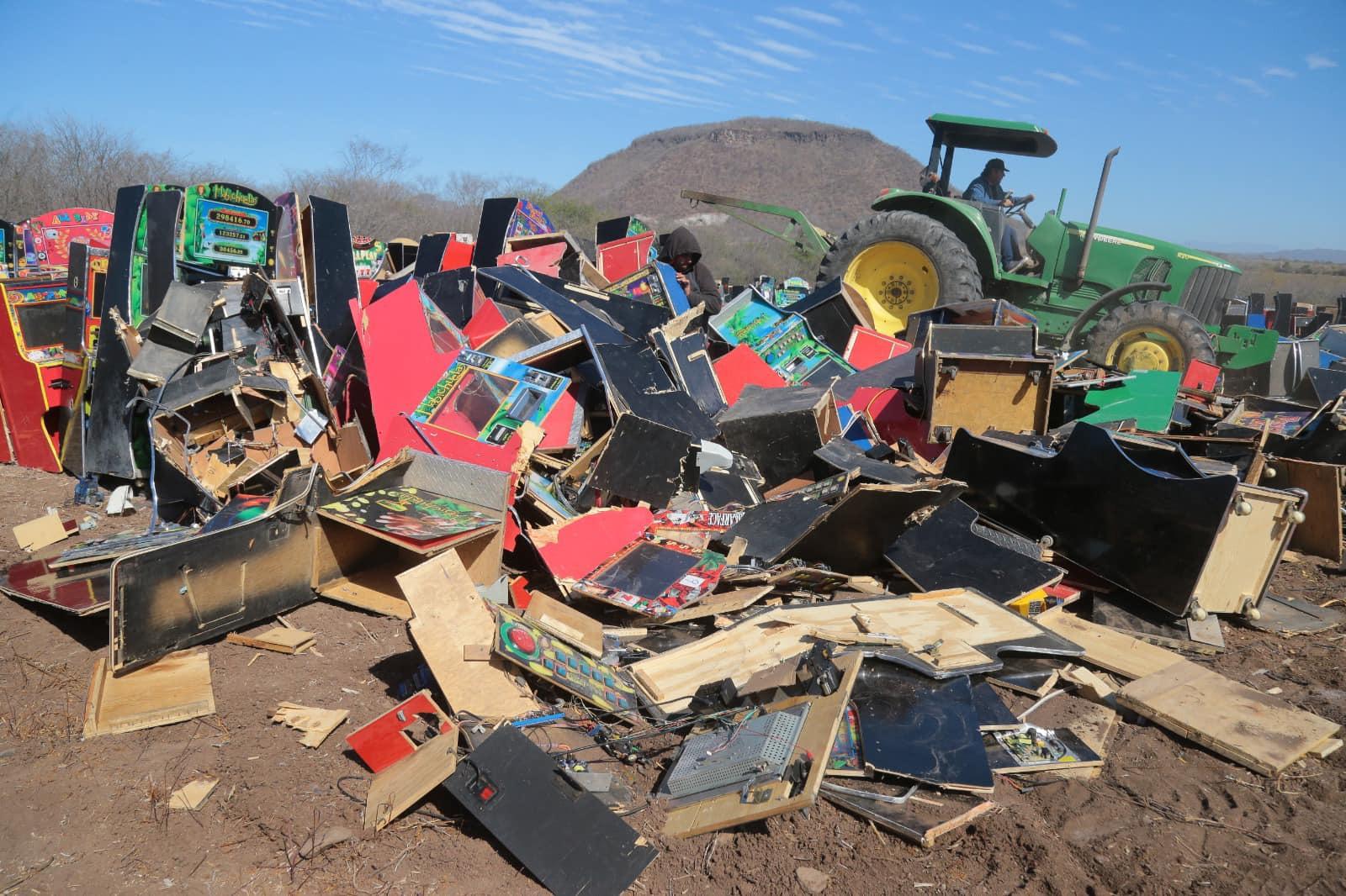 $!Destruye SSP 796 maquinitas, narcóticos y equipo táctico decomisado en operativos en Sinaloa