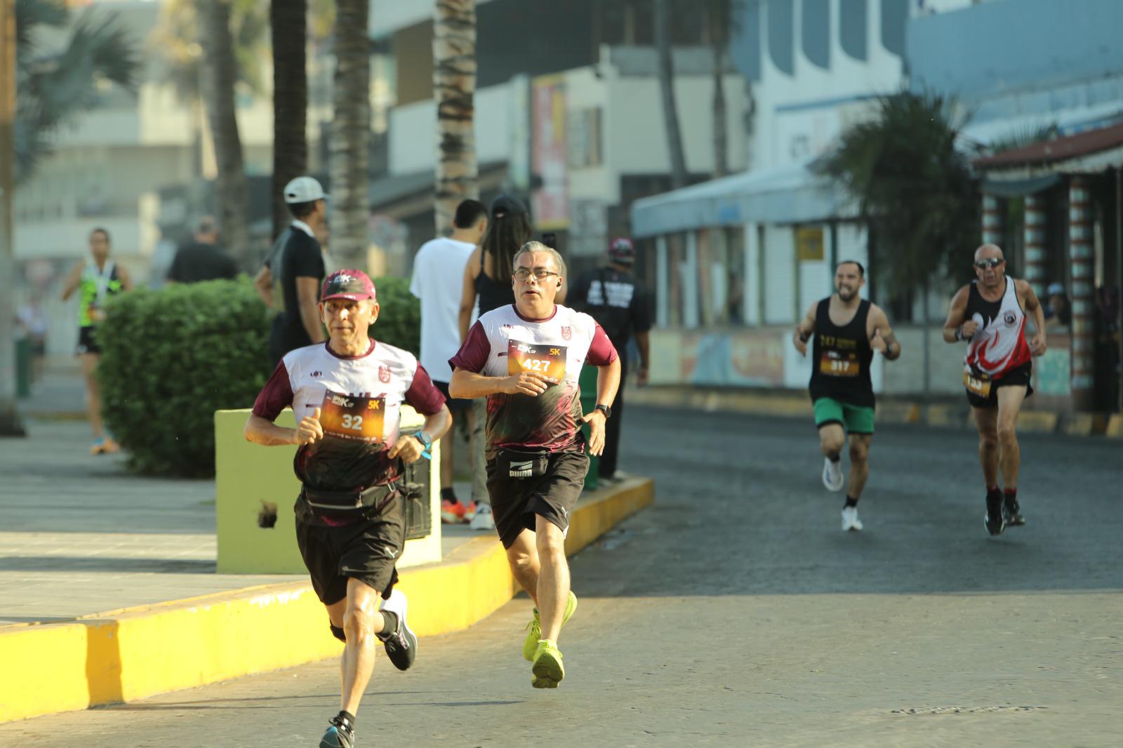 $!Ana Llorente y Javier Labrador brillan en la Carrera IPN OnceK en Mazatlán
