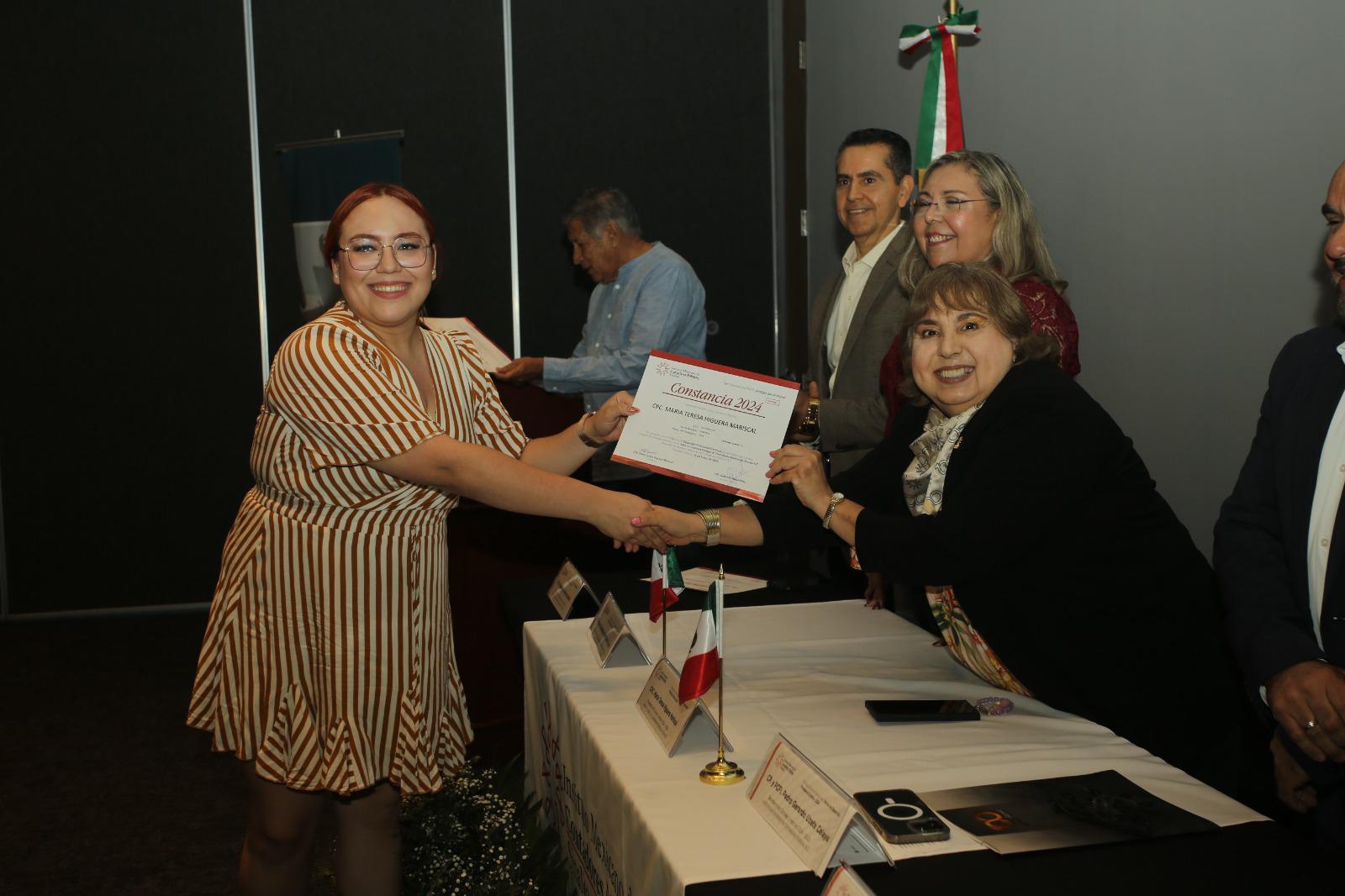 $!Reciben contadores de Mazatlán constancia anual de Desarrollo Profesional Continuo