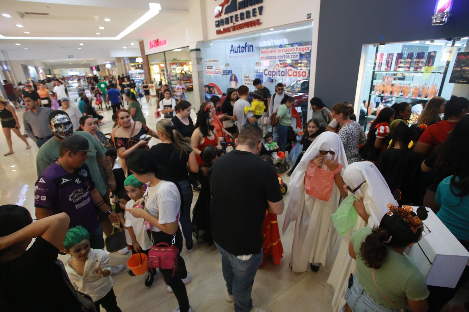 $!#Galería | En la Gran Plaza y en las letras de Mazatlán se arma la fiesta de Halloween