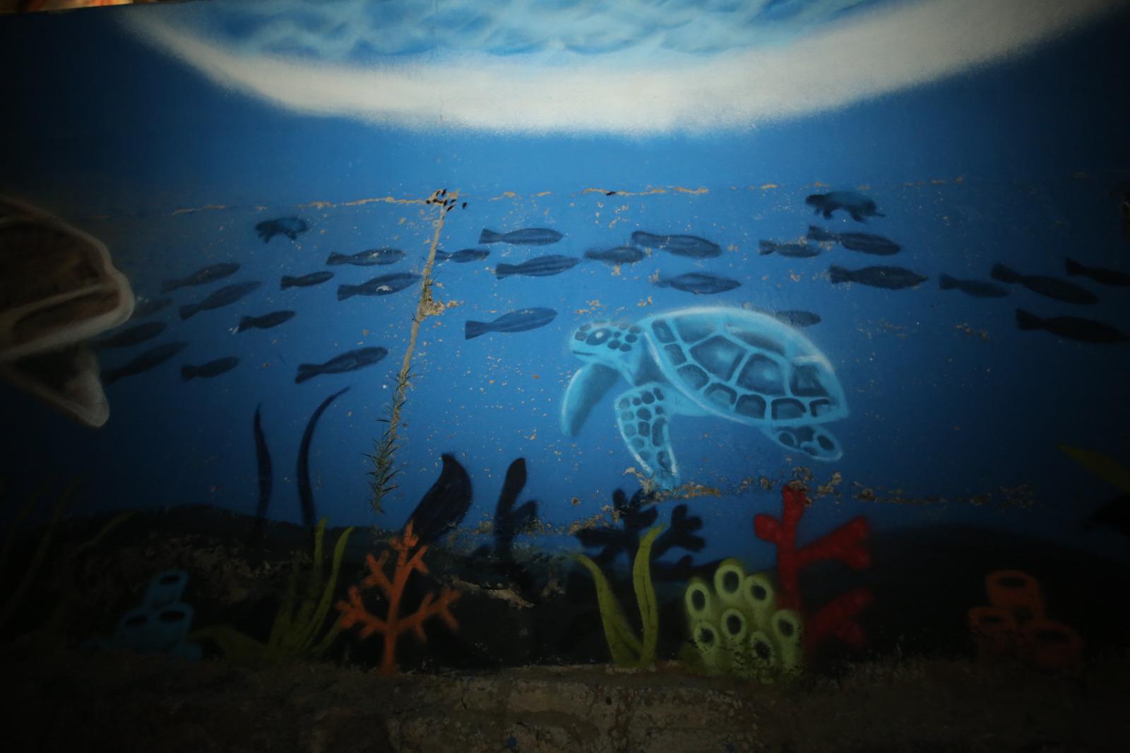 $!Pintan la vida marina en bardas del malecón de Mazatlán