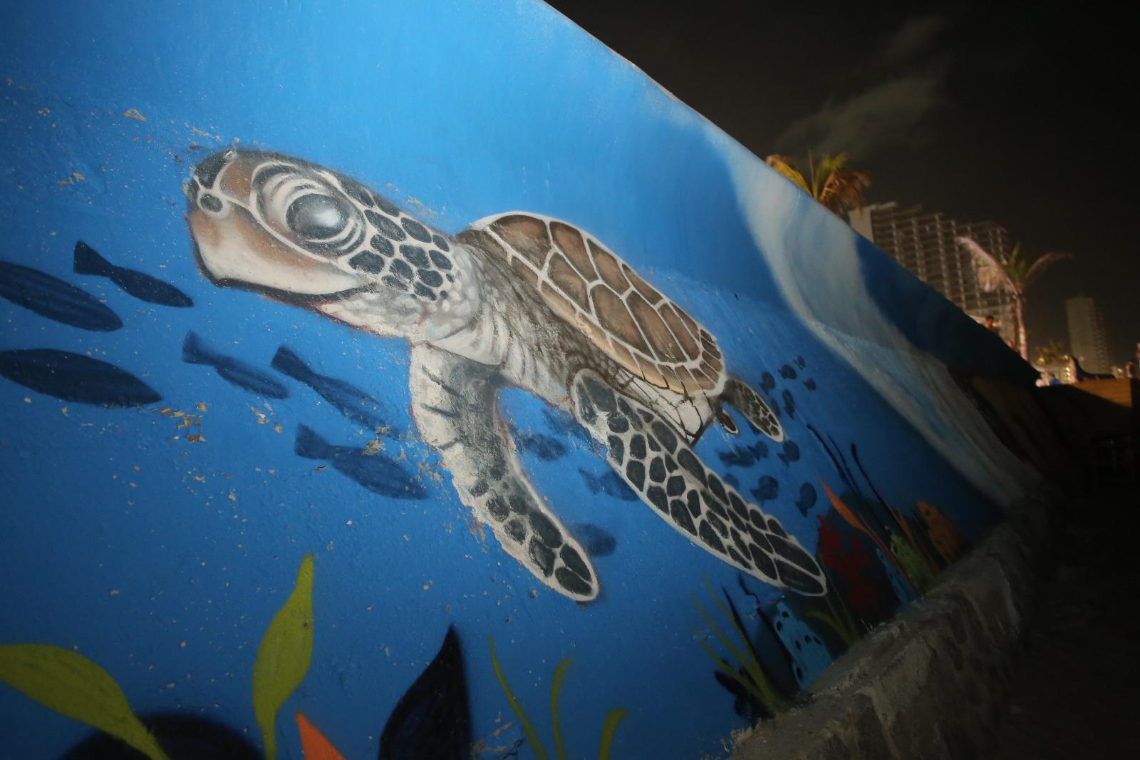 $!Pintan la vida marina en bardas del malecón de Mazatlán