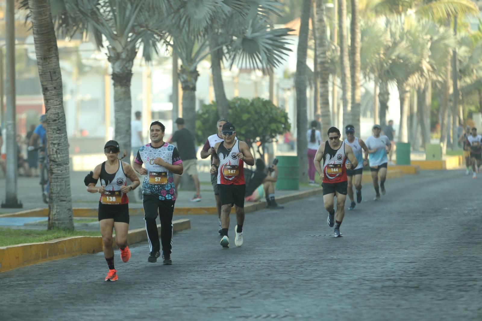 $!Ana Llorente y Javier Labrador brillan en la Carrera IPN OnceK en Mazatlán