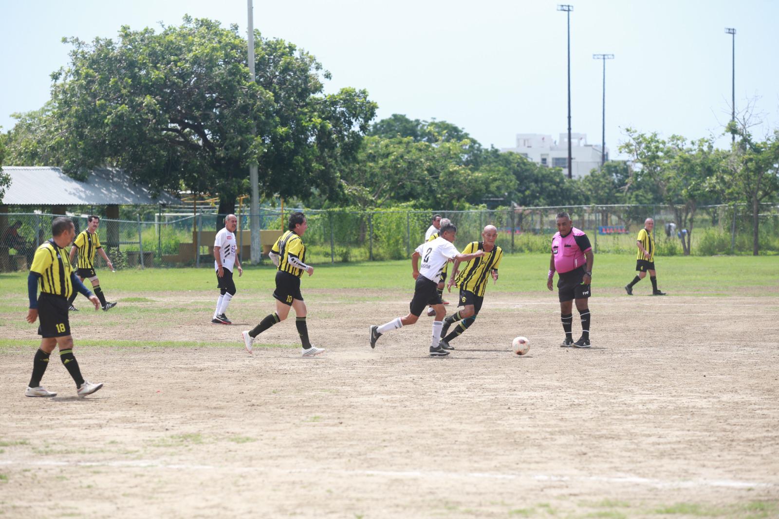 $!Servigrúas levanta la Copa en Veteranos Platino, en Muralla