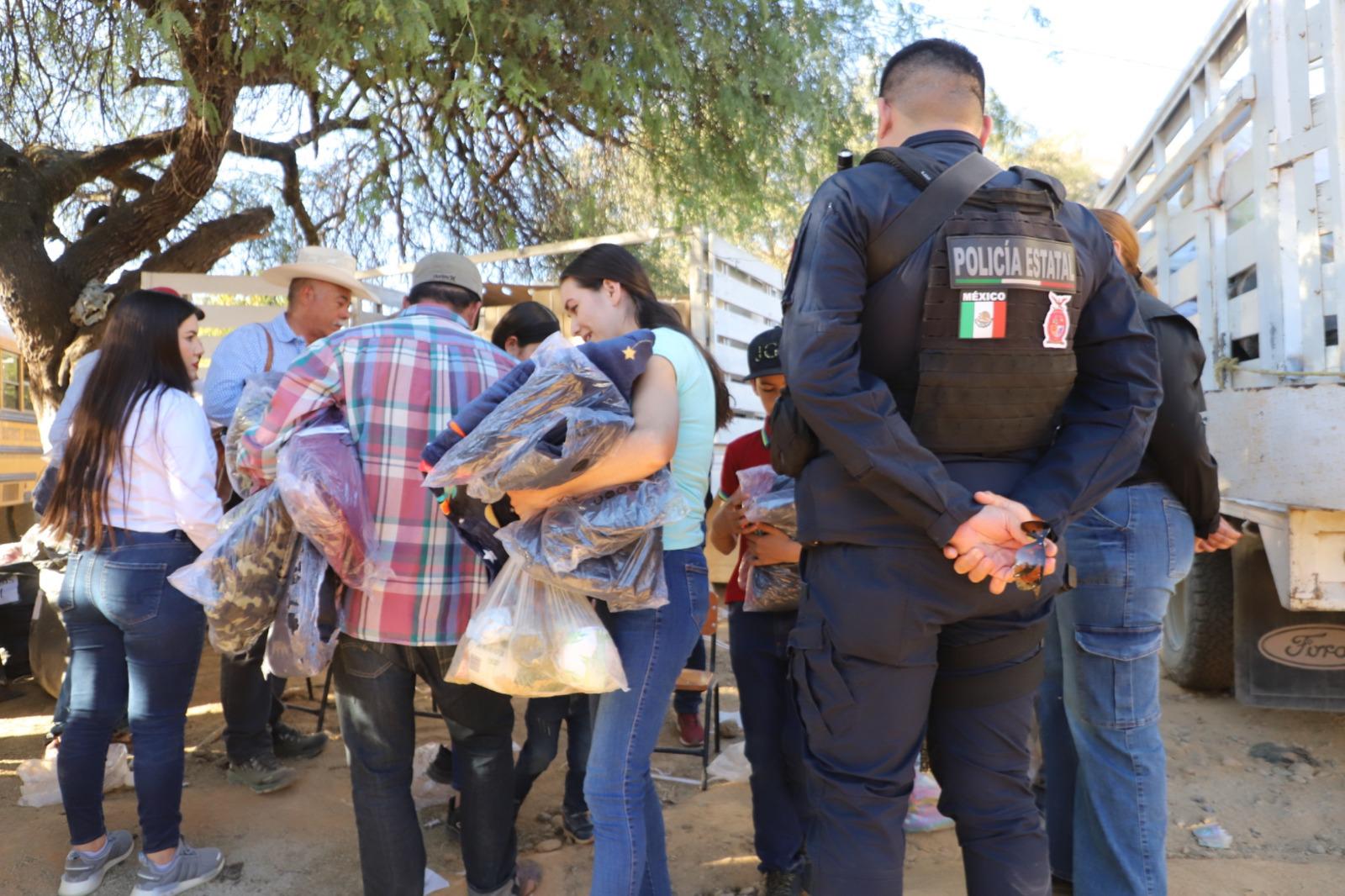 $!Reparte Gobierno de Sinaloa 4 mil 400 apoyos invernales para comunidades serranas de Choix
