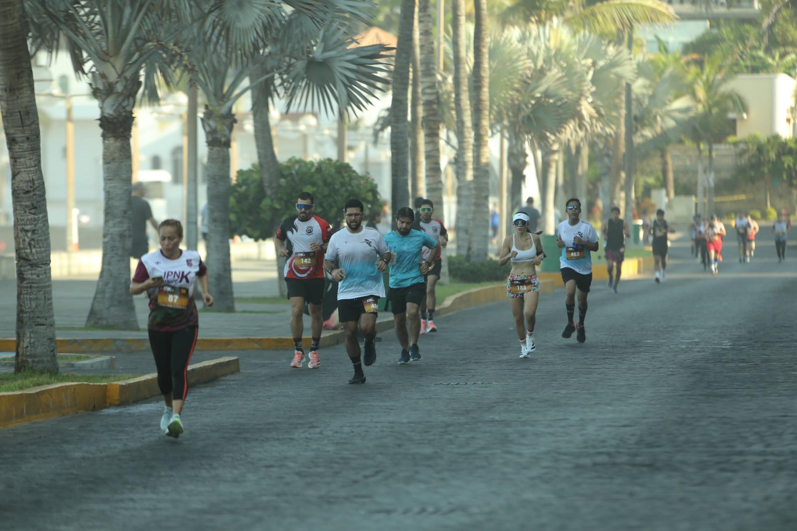 $!Ana Llorente y Javier Labrador brillan en la Carrera IPN OnceK en Mazatlán