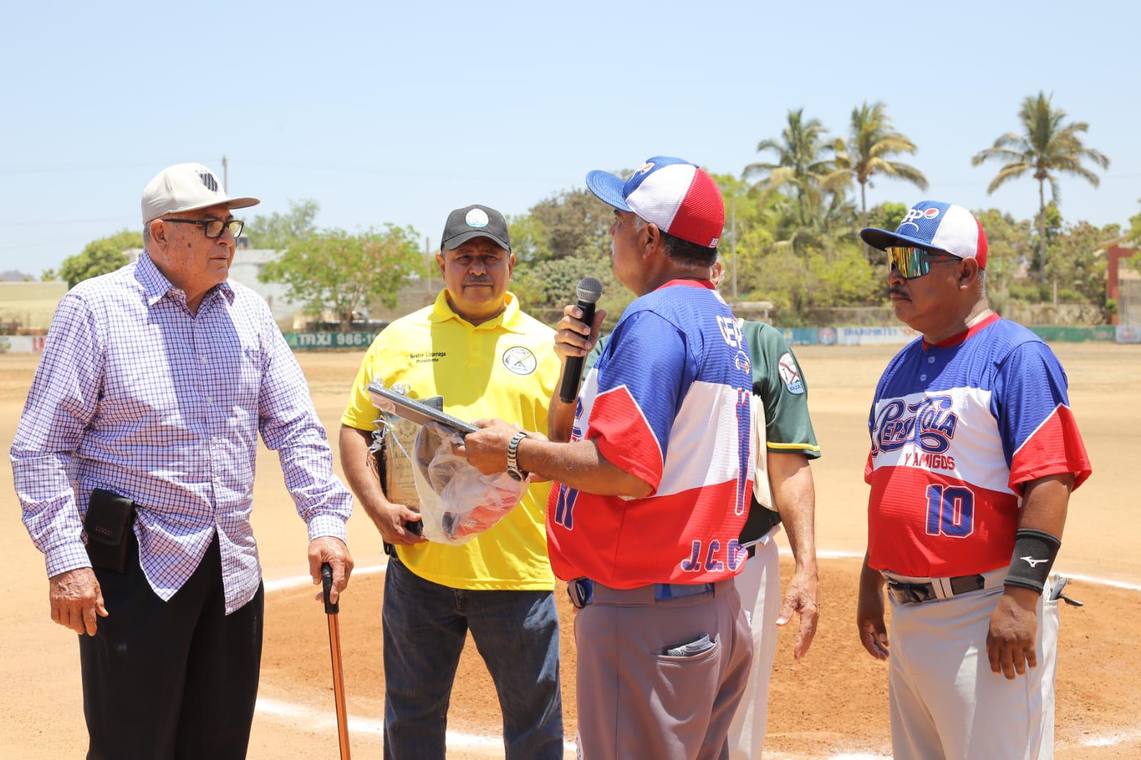 $!‘Chaflán’ López recibe reconocimiento en el Polluelos